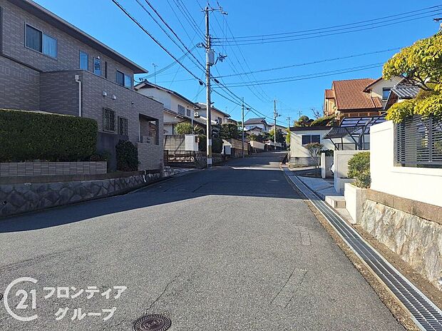 【前面道路含む外観】現地写真更新！現地ご案内とともに住宅ローンのご相談も承ります！実際の道路幅や雰囲気は、ぜひ一緒に現地で確認いたしましょう