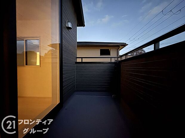 【バルコニー】日当たりの良いバルコニーは、お洗濯が多いときも安心。たくさん干してもカラっと乾きそうです！