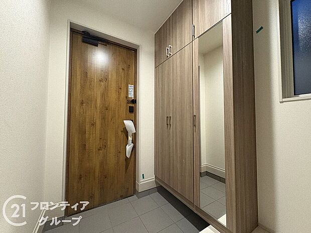 【玄関】素敵なデザインの玄関ドアは、断熱性に優れた省エネ仕様