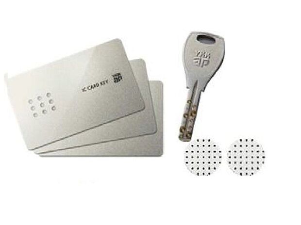 【その他設備】＼同仕様写真／ＩＣチップを内蔵したカード（シール）をハンドルに近づけて上下の鍵を一度に開閉が可能。持ち物に張るだけで鍵に早変わりします。