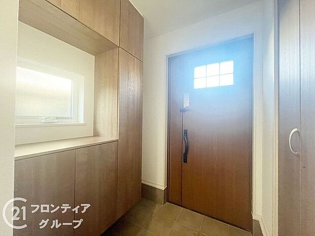 【玄関】玄関ではタイルを採用しており、お掃除楽々！特にお子さまがたくさんの砂を持って帰ってきても安心ですね！