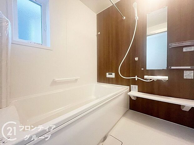 【バス】浴室には隠れた節水機能が充実！シャワーにはたくさんの空気を含んだ大粒の水は節水効果大！浴槽内にはステップがあり、出入り時の負担も軽減するスリムな形を採用