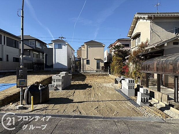 【前面道路含む外観】現地写真更新！現地ご案内とともに住宅ローンのご相談も承ります！実際の道路幅や雰囲気は、ぜひ一緒に現地で確認いたしましょう