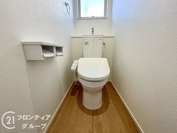 【トイレ】トイレは１階と２階の２カ所に設置！階段を上り下りせずに使用できるので、高齢の方にも安心です！