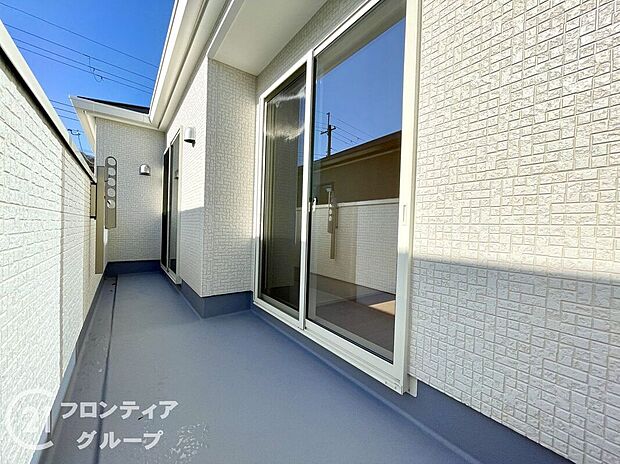 【バルコニー】日当たりの良いバルコニーは、お洗濯が多いときも安心！たくさん干してもカラっと乾きそうです！