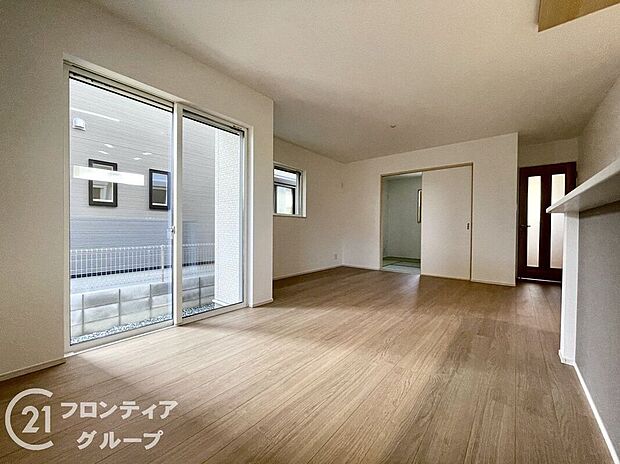 【リビング】シンプルで美しいデザインのリビングは、お好みのインテリアにコーディネイトしやすく、家族がやすらぐ癒しの空間が作れますね。