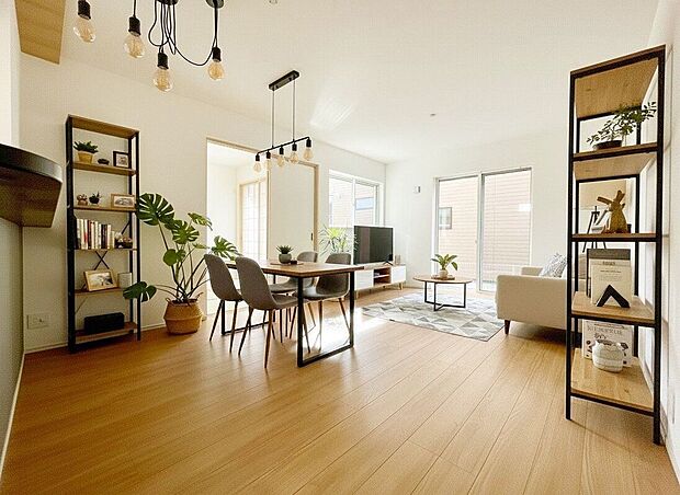 【リビング】【家具入りイメージ画像】シンプルで美しいデザインのリビングは、お好みのインテリアにコーディネイトしやすく、家族がやすらぐ癒しの空間が作れますね。