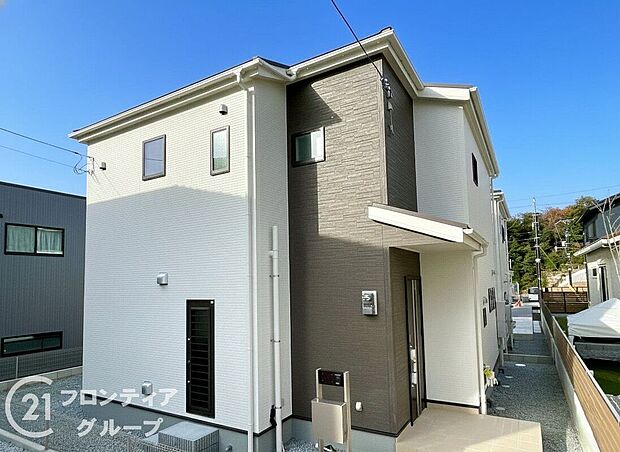 【外観】【2号棟】現地外観写真＼資金計画のお悩みお任せください！／最新FPシステムを使った資金計画のシミュレーションや専属のファイナンシャルプランナーがお金回りの整理をお手伝いします！住宅ローンもお任せ♪