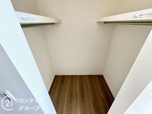 【収納】使い勝手の良いウォークインクローゼットで、衣類もバッグもひとまとめ。毎日の身支度がスムーズに進みます。