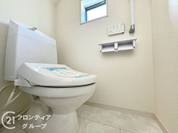 【トイレ】便器にふちがなく、汚れが隠れて見えない部分が極端に少なくなっており、お手入れも楽々！スピーディでパワフルな洗浄力を実現しています！