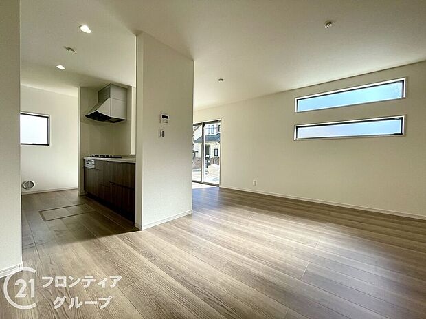 【リビング】LDKには大きな窓からたくさんの光が入り、明るく、開放的な空間を演出してくれます。お友達が遊びに来た時も自慢のリビングになりますね！