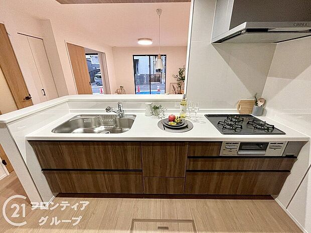 【キッチン】高性能でお手入れ簡単仕様のキッチンです！使い勝手にこだわった収納スペースが沢山あり作業スペースが広々使えます！