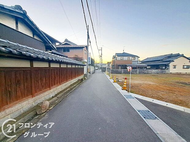 【前面道路含む外観】現地写真更新！現地ご案内とともに住宅ローンのご相談も承ります！実際の道路幅や雰囲気は、ぜひ一緒に現地で確認いたしましょう