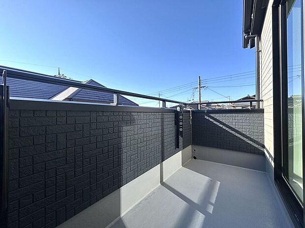 【バルコニー】＼同仕様写真／広々としたバルコニーなので、お洗濯ものもたくさん干せますね