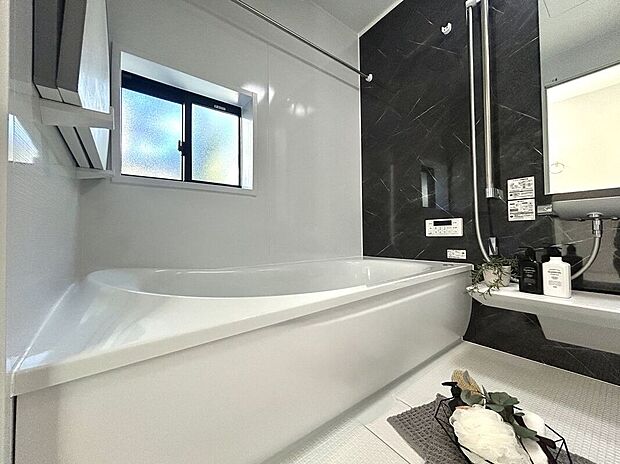 【バス】温めたお湯の熱を逃しにくい断熱浴槽！半身浴がしやすいベンチ型形状なので、お子様との入浴や、さまざまな入浴スタイルに便利です！