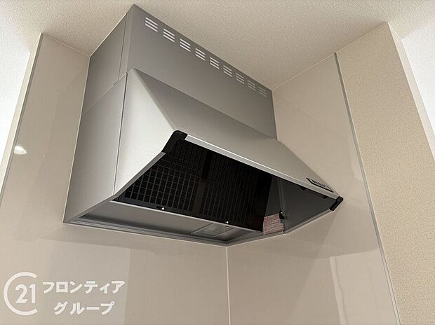 【その他設備】傷や汚れが付きにくい全面エンボス加工。シンク底部の裏面に制振材を装着し、水はねの音や食器が当たる音を大幅に軽減する制振仕様です。