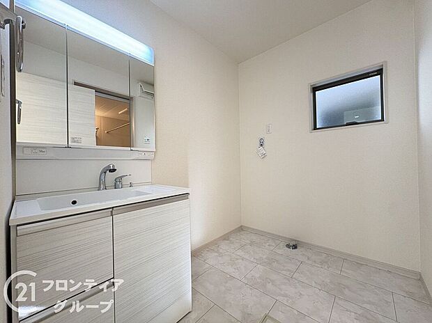 【洗面】曇り止めヒーター付きのミラーキャビネットを採用しております。ミラーの内側がすべて収納スペースになっているので、スタイリング剤や歯ブラシなどの収納に便利ですね。