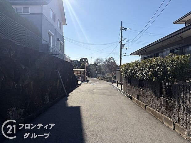 【前面道路含む外観】お家のご質問はお気軽にご相談下さい。