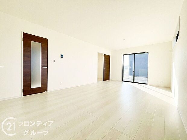 【リビング】リビングのフローリング材には、木目や色調など木材特有の風合いがあり、ナチュラルな美しさで、日々の生活に温もりを与えてくれます。