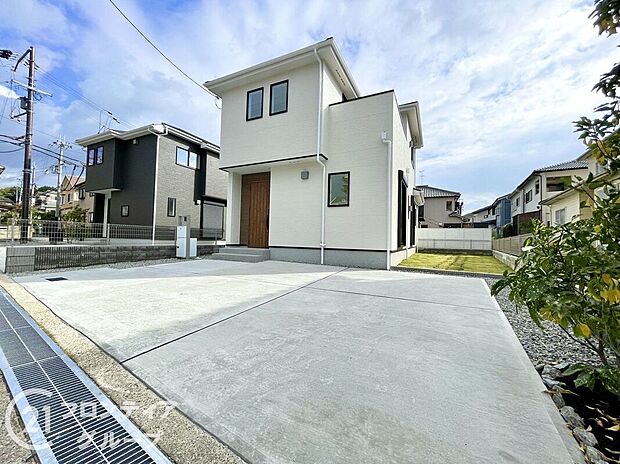 【駐車場】駐車場完備で、車をお持ちの方も安心して利用できる便利で快適な環境が整っており、日常の移動がスムーズです！