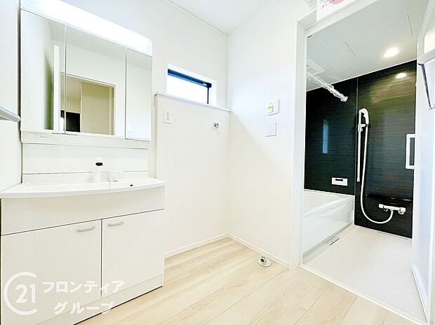 【洗面】小窓付きの洗面室は、毎朝心地よい光を運んでくれるので、すがすがしい気持ちで１日をスタートできます！