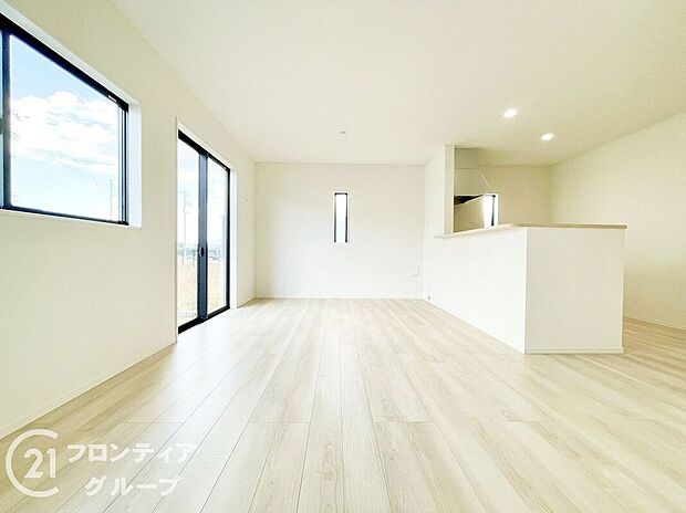 【リビング】LDKには大きな窓からたくさんの光が入り、明るく、開放的な空間を演出してくれます。お友達が遊びに来た時も自慢のリビングになりますね！