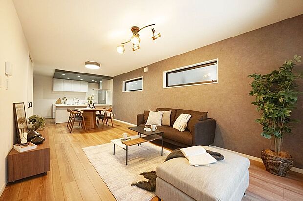 【その他】【施工例／リビング】リビングは、落ち着いた色合いのフローリングが特徴です。家族の時間を大切にする理想的な空間です。