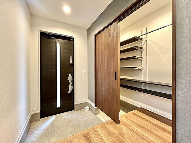 【その他】【施工例／玄関】玄関は収納も多くすっきりとした印象を与えます。色味もお家全体のテイストが反映されておりおしゃれです。