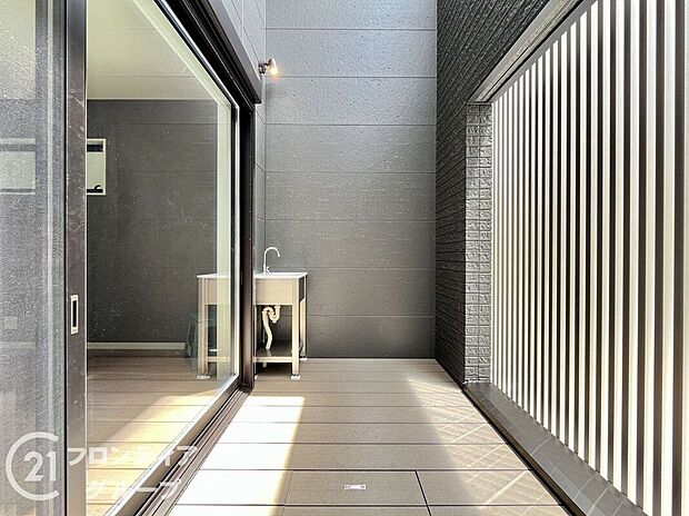 【その他】【施工例／デッキスペース】お住まいのご売却と新居探しを同時にサポートできる、専門の売却チームが在籍しております。まずは無料査定・ご相談から、お気軽にお問い合わせください。