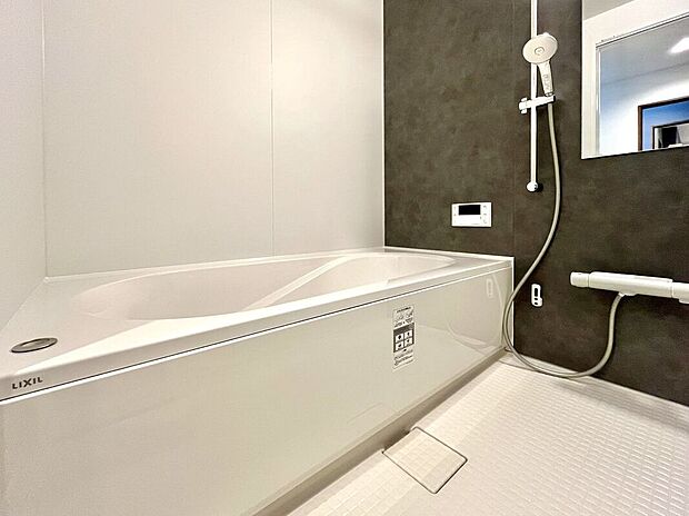 【その他】【施工例／浴室】心地よいバスタイムを楽しめる、広々としたバスルームです。快適な空間で、日々の疲れを癒す贅沢な時間を提供します。