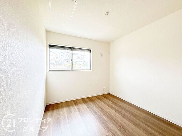 【子供部屋】洋室は、家族の団らんや趣味の時間を楽しむのに最適な広さです。快適な居住空間を提供します。