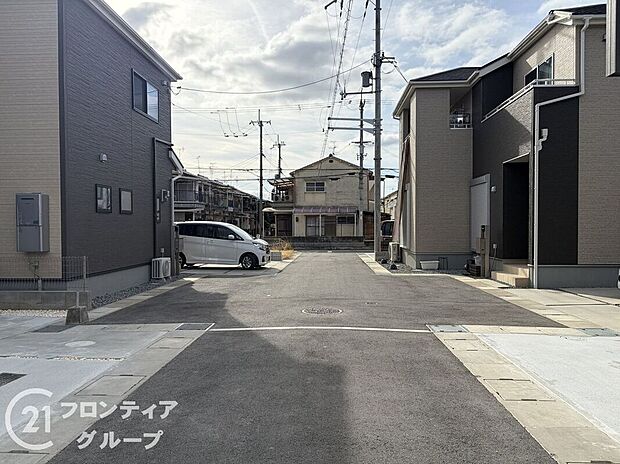 【前面道路含む外観】現地写真更新！現地ご案内とともに住宅ローンのご相談も承ります！実際の道路幅や雰囲気は、ぜひ一緒に現地で確認いたしましょう