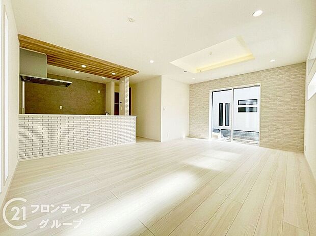 【リビング】LDKには大きな窓からたくさんの光が入り、明るく、開放的な空間を演出してくれます。お友達が遊びに来た時も自慢のリビングになりますね!