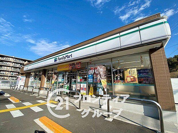 ファミリーマート奈良鶴舞西店（約820m）