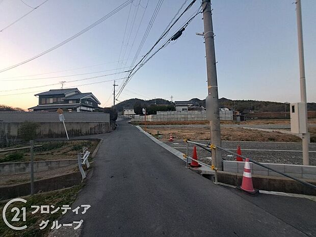 【前面道路含む外観】現地写真更新!現地ご案内とともに住宅ローンのご相談も承ります!実際の道路幅や雰囲気は、ぜひ一緒に現地で確認いたしましょう