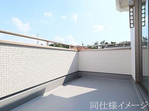 【同仕様画像 (その他内観)】\同仕様写真/日当たりの良いバルコニーは、お洗濯が多いときも安心!たくさん干してもカラっと乾きそうです!