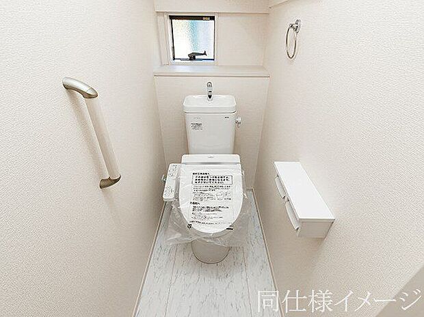【同仕様画像　（その他内観）】＼同仕様写真／トイレは１階と２階の２カ所に設置！階段を上り下りせずに使用できるので、高齢の方にも安心です！