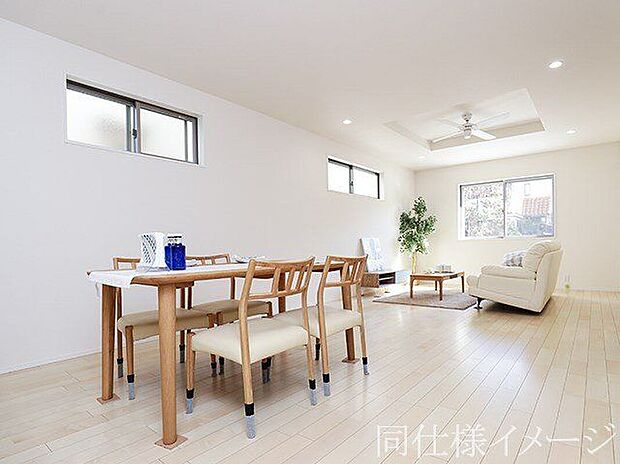 【同仕様画像　（リビング）】＼同仕様写真／天井の中央部分を周囲より一段高くとった折上天井です。開放感があり、部屋が広く感じます！