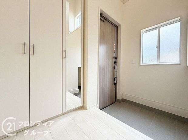 【玄関】素敵なデザインの玄関ドアは、断熱性に優れた省エネ仕様