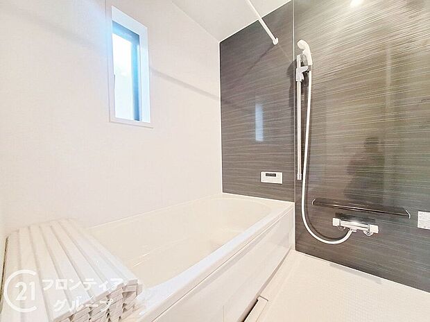 【バス】１坪以上の広々とした浴室には隠れた嬉しい設備がたっぷりついております。お掃除が楽にできたり、節水効果があったりと、バスタイムを快適にお過ごし頂けます！