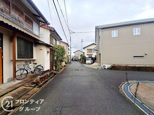 【前面道路含む外観】交通量が少なく、静かな前道で落ち着いた生活を提供します。広い道路で、駐車も楽々できる便利な立地です。