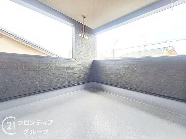 【バルコニー】日当たりの良いバルコニーは、お洗濯が多いときも安心。たくさん干してもカラっと乾きそうです！