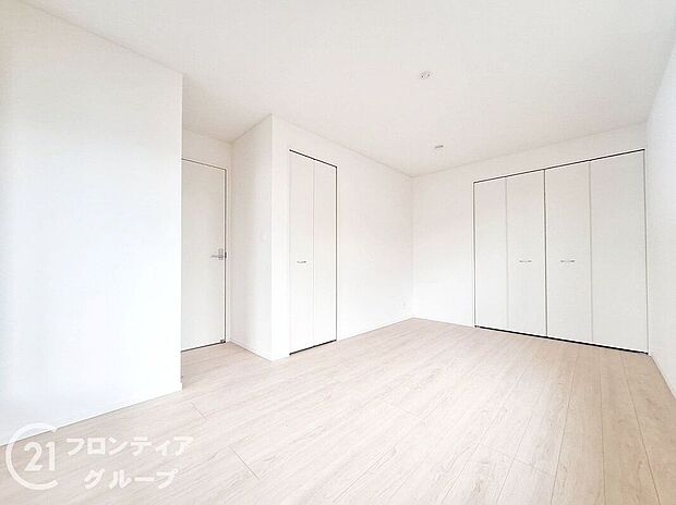 【寝室】こちらのお部屋はバルコニーに面しており、日当たり、通風ともに良好です！