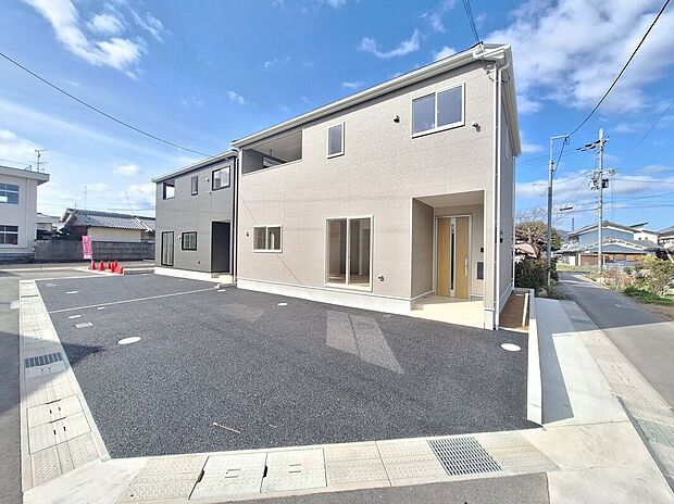 【外観】外壁は、汚れにくくメンテナンスのしやすいサイディング材を採用！色あせや日焼けが目立ちにくく、メンテナンス費用も軽減できます。また、ひび割れや破損に強いので安心してお住まいして頂けますね。