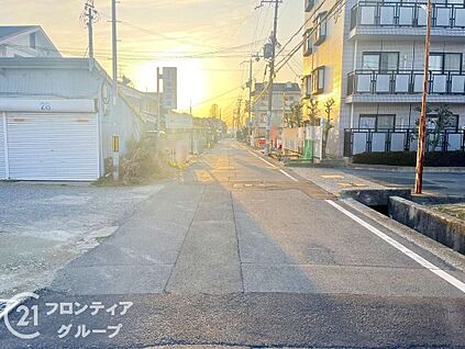 前面道路含む外観