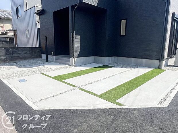 【駐車場】広々としたスペースで車の出し入れがスムーズに行えます。