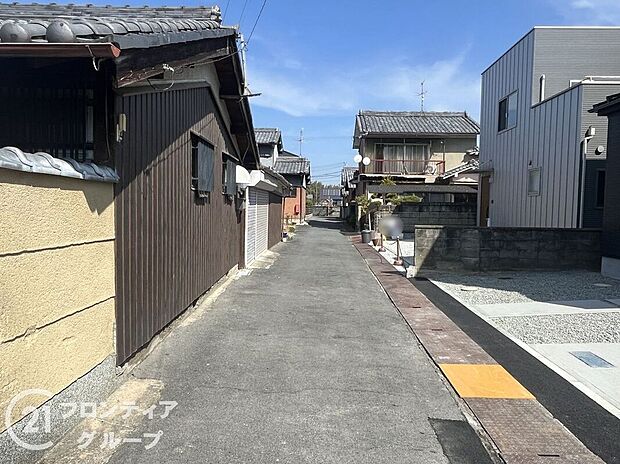 【前面道路含む外観】幅広い道路が確保されており、車の出入りがスムーズに行えます。周辺環境も整備されており、快適な生活をサポートします。