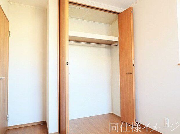 【同仕様画像　（その他内観）】＼同仕様写真／お子様が大きくなってもたくさん収納しておけますね！