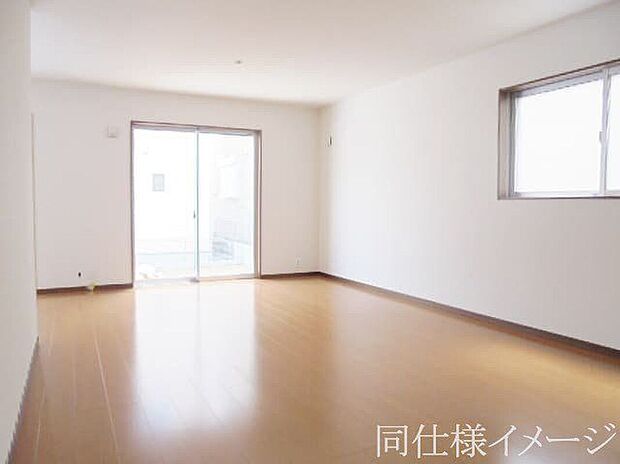 【同仕様画像　（リビング）】＼同仕様写真／シンプルで美しいデザインのリビングは、お好みのインテリアにコーディネイトしやすく、家族がやすらぐ癒しの空間が作れますね。