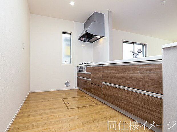 【同仕様画像 (キッチン)】\同仕様写真/お手入れが楽に行える換気扇やステンレスワークトップは毎日お料理する奥様の味方!